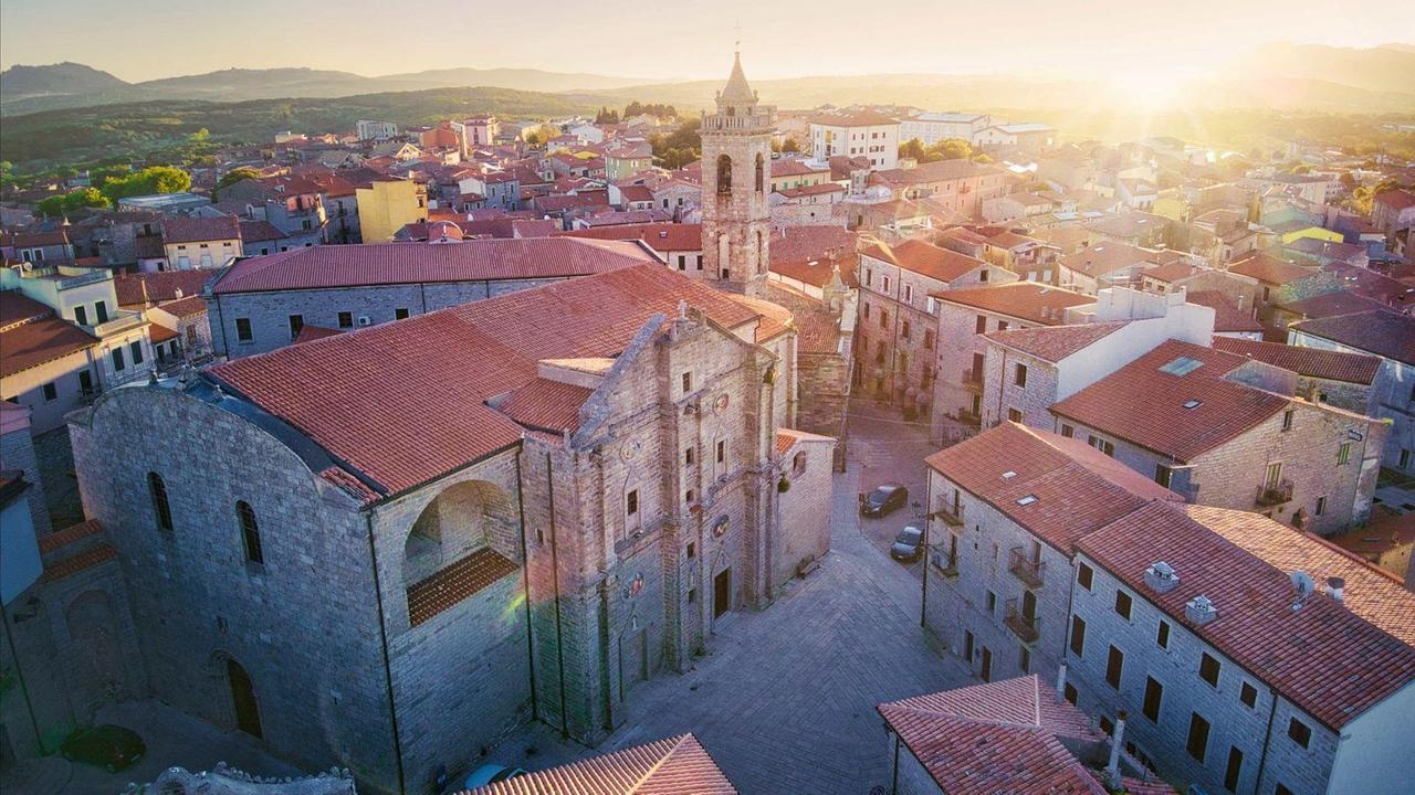 Uno scorcio del centro storico di Tempio (foto Andrea Taddia)