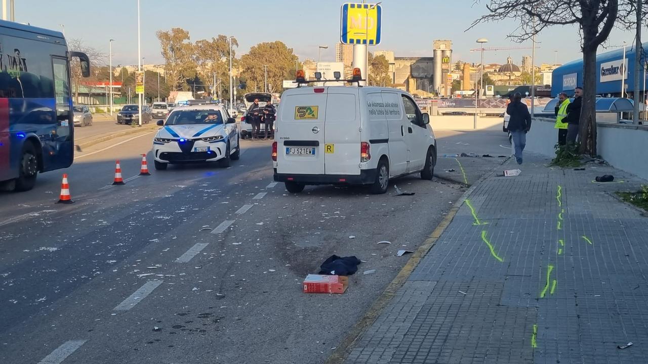 Perde il controllo dello scooter e finisce all’ingresso del supermercato: 42enne in ospedale