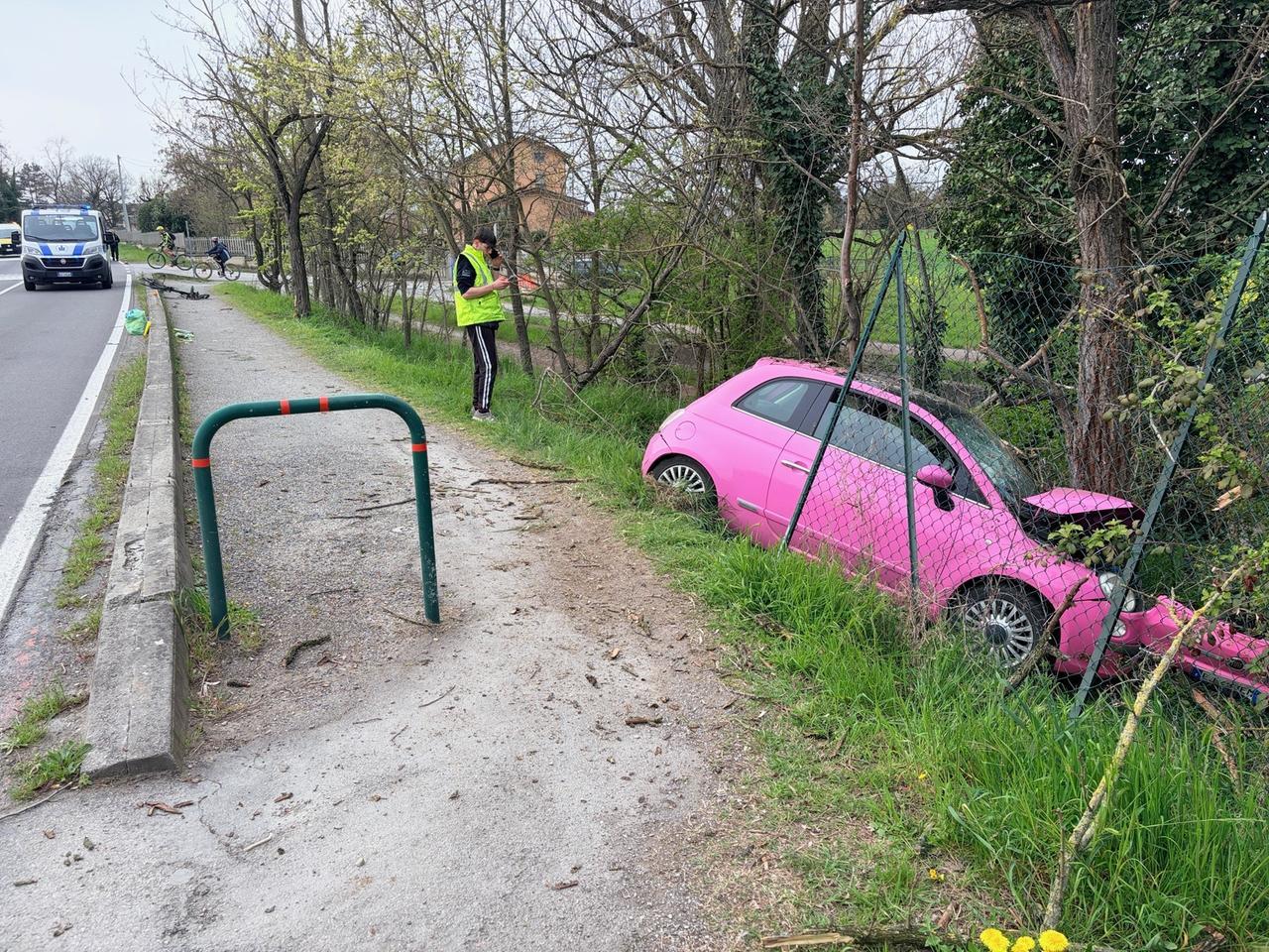 Rivalta, l’auto sbanda e trovolge un ciclista sulla ciclabile: muore un uomo di 45 anni