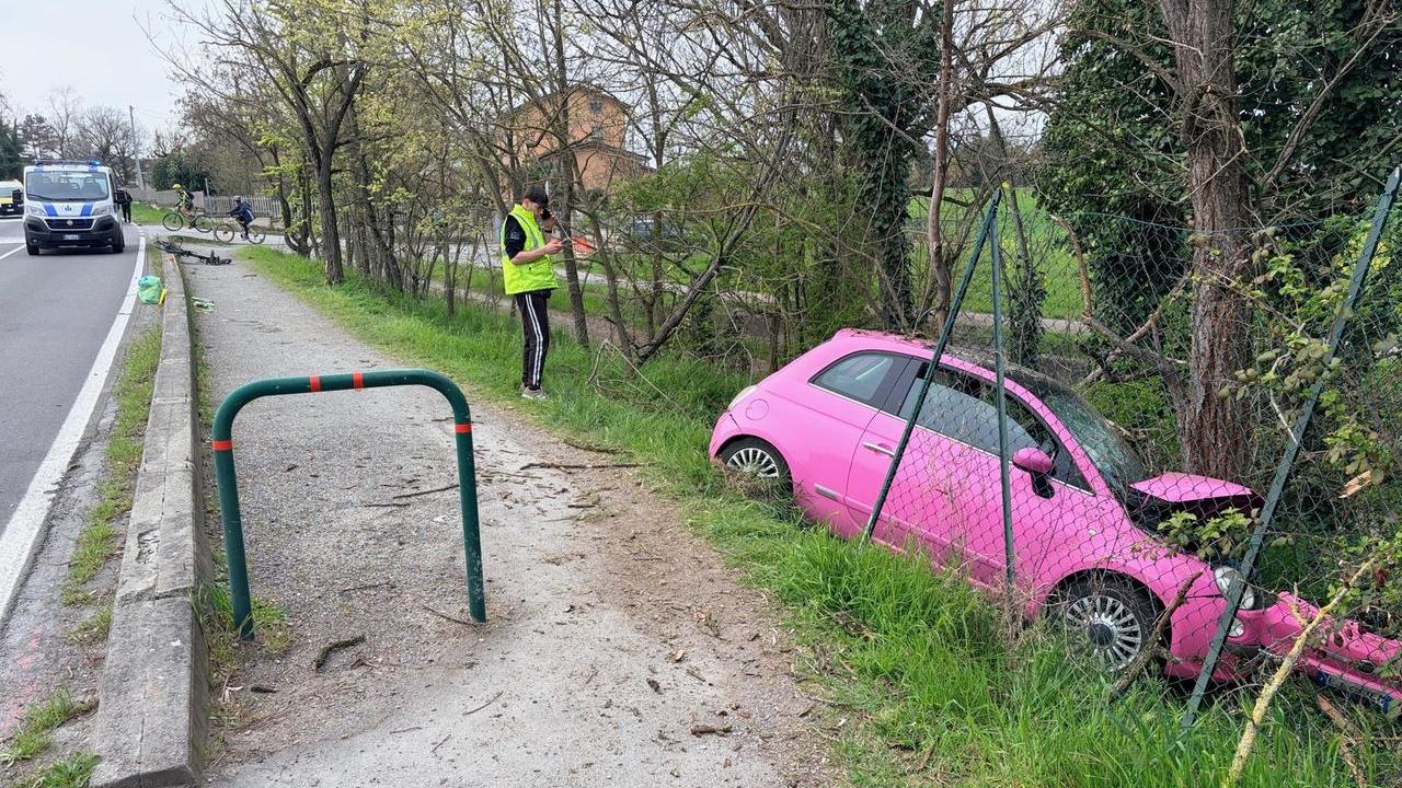 Rivalta, l’auto sbanda e trovolge un ciclista sulla ciclabile: muore un uomo di 45 anni