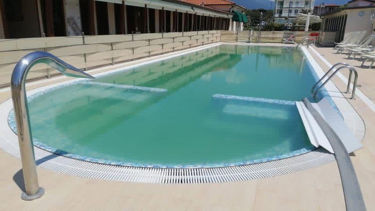 Viareggio e Versilia, 120 piscine nei bagni rischiano di non aprire ai clienti – Dove nasce il problema e cosa si può fare