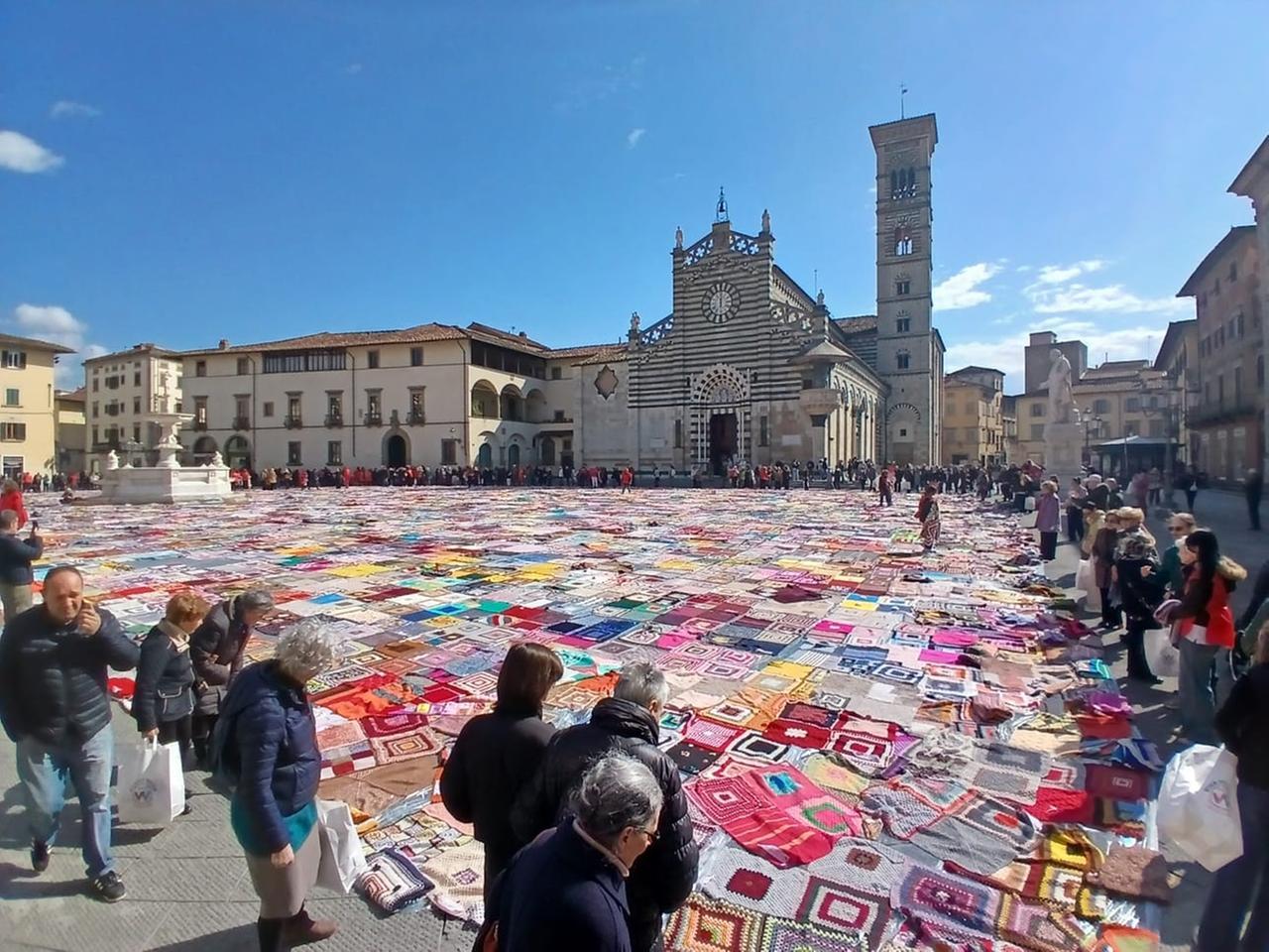 
	La coperta stesa in piazza Duomo

