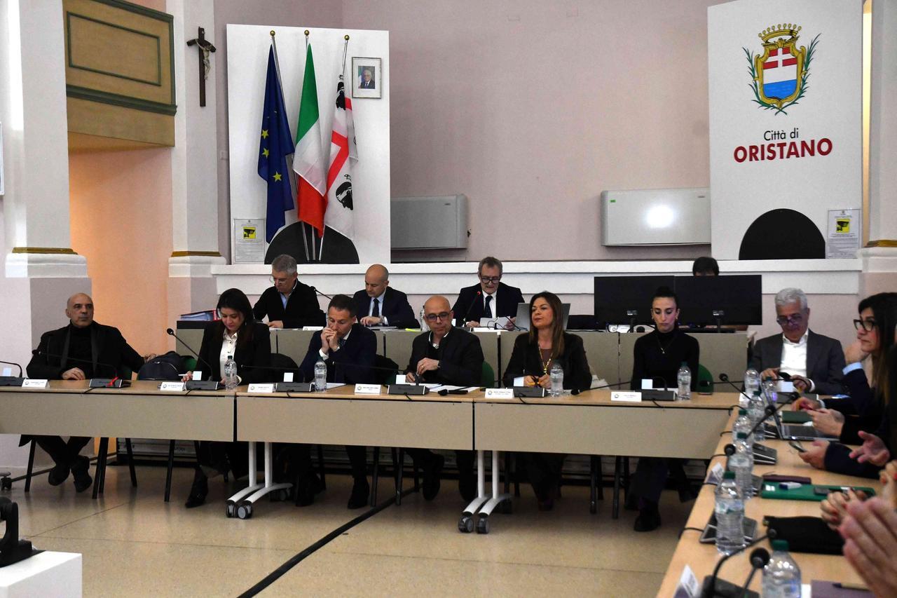 Consigliere apostrofate per nome durante la seduta, è rivolta – Cosa è successo