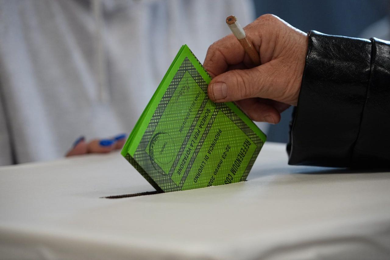 Referendum, l’affluenza alle 12. Toscana sopra la media nazionale: 16,9% (Italia: 14,9%) – Firenze 18,8%: così sezione per sezione