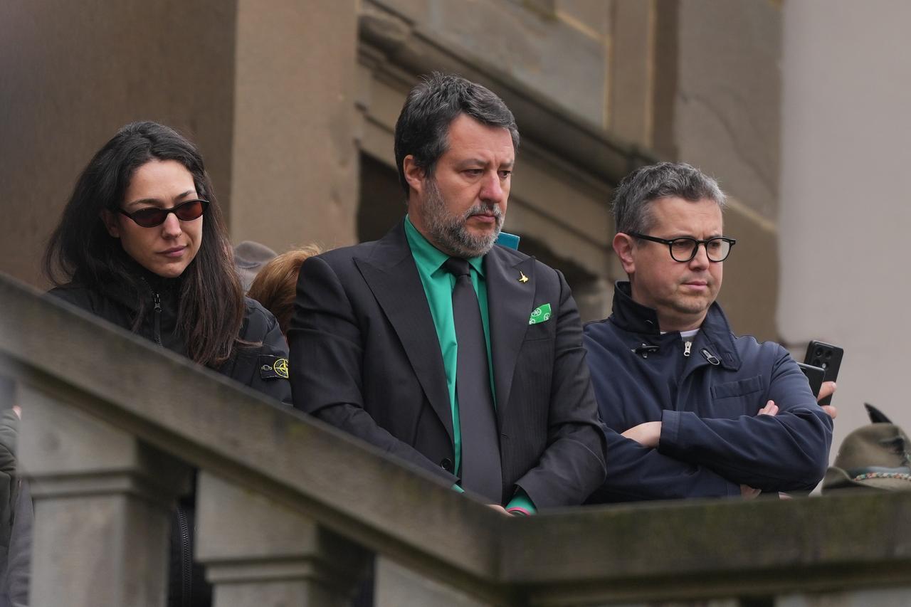 Funerali Bossi, Salvini contestato: «Molla la camicia verde, vergogna»