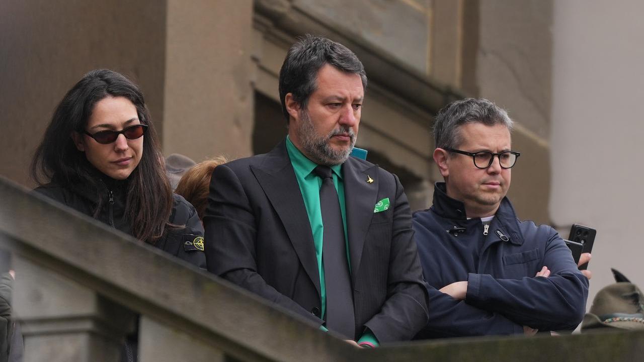 Funerali Bossi, Salvini contestato: «Molla la camicia verde, vergogna»