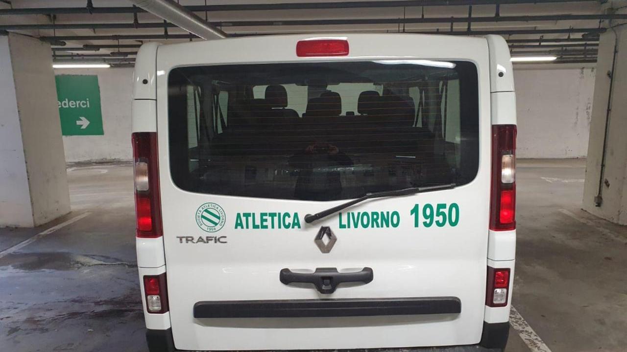 Rubano le chiavi e poi il pulmino dell’Atletica Livorno parcheggiato dall’altra parte della città