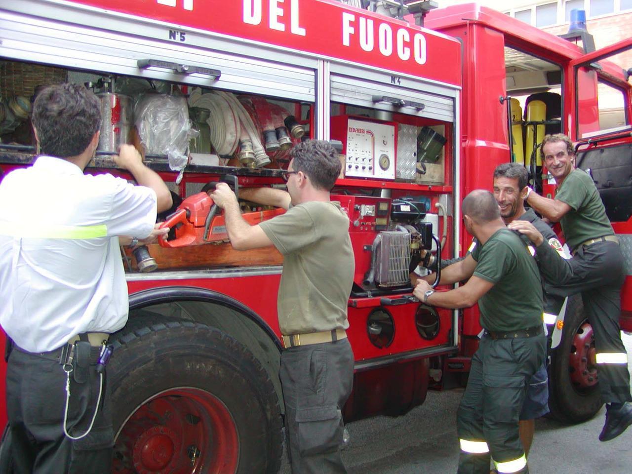 
	Un'autopompa e i vigili del fuoco (foto d'archivio)

