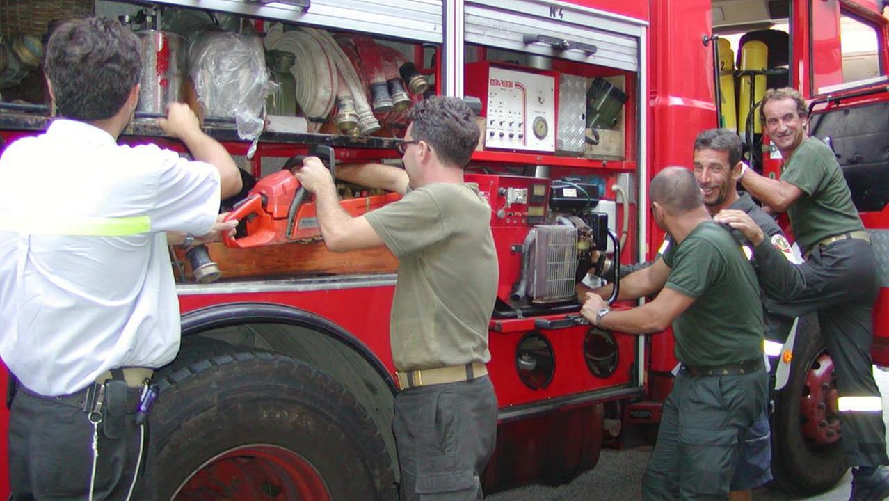 Un'autopompa e i vigili del fuoco (foto d'archivio)