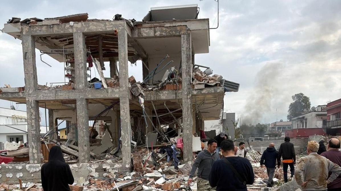 Esplosione a Piana del Sole, sventrata una palazzina: 2 feriti gravissimi