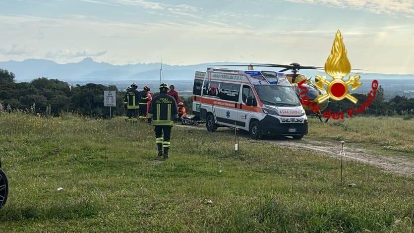 Mezzo cassonato con cinque ragazzi a bordo urta un’auto e si ribalta: un ferito grave trasportato in elisoccorso