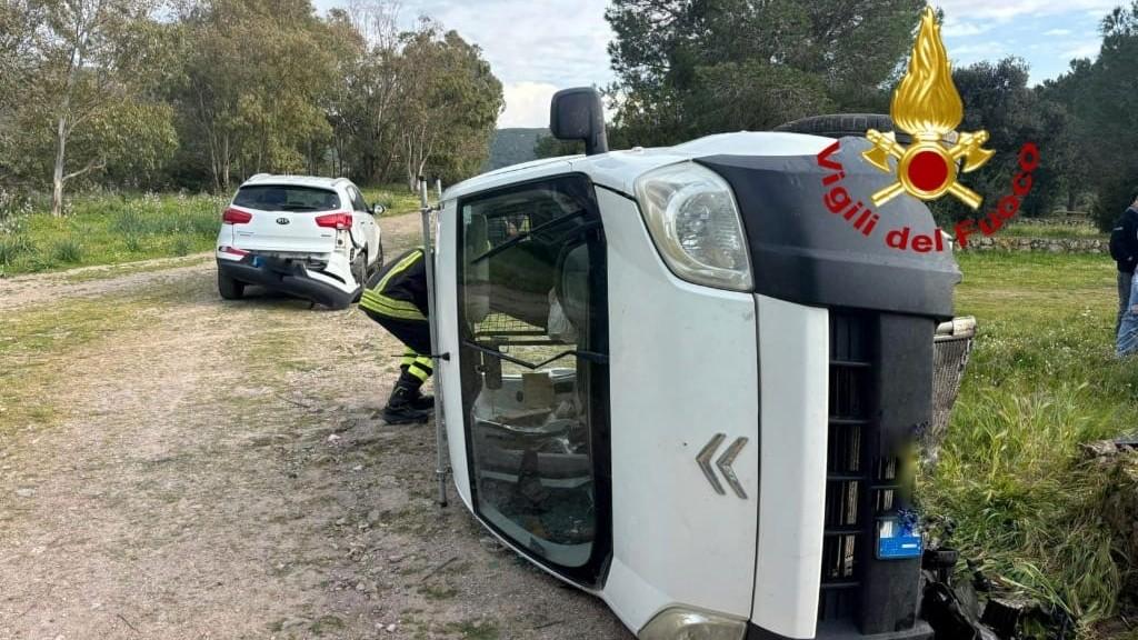 Schianto nelle campagne a bordo di un pick-up – Ecco come stanno i cinque feriti