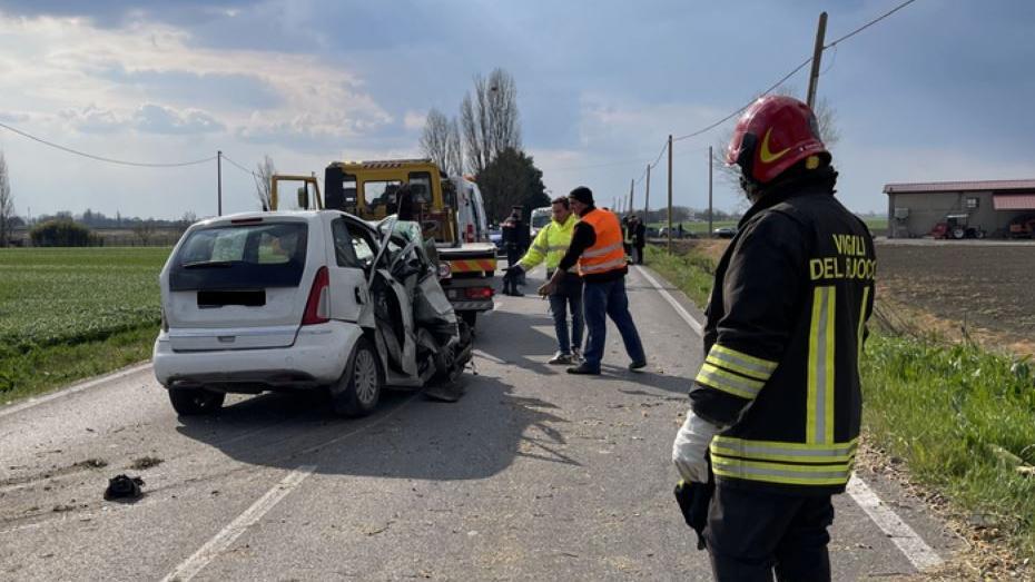 Si schianta contro un albero con l’auto: muore un 35enne