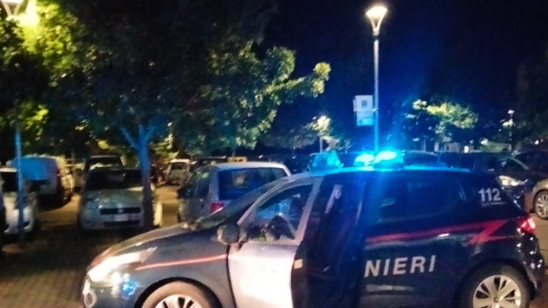 Con una falce colpisce alla testa un passante senza motivo