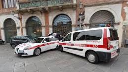 Lucca, bimbo di 8 anni si perde in centro storico: ritrovato dalla polizia locale