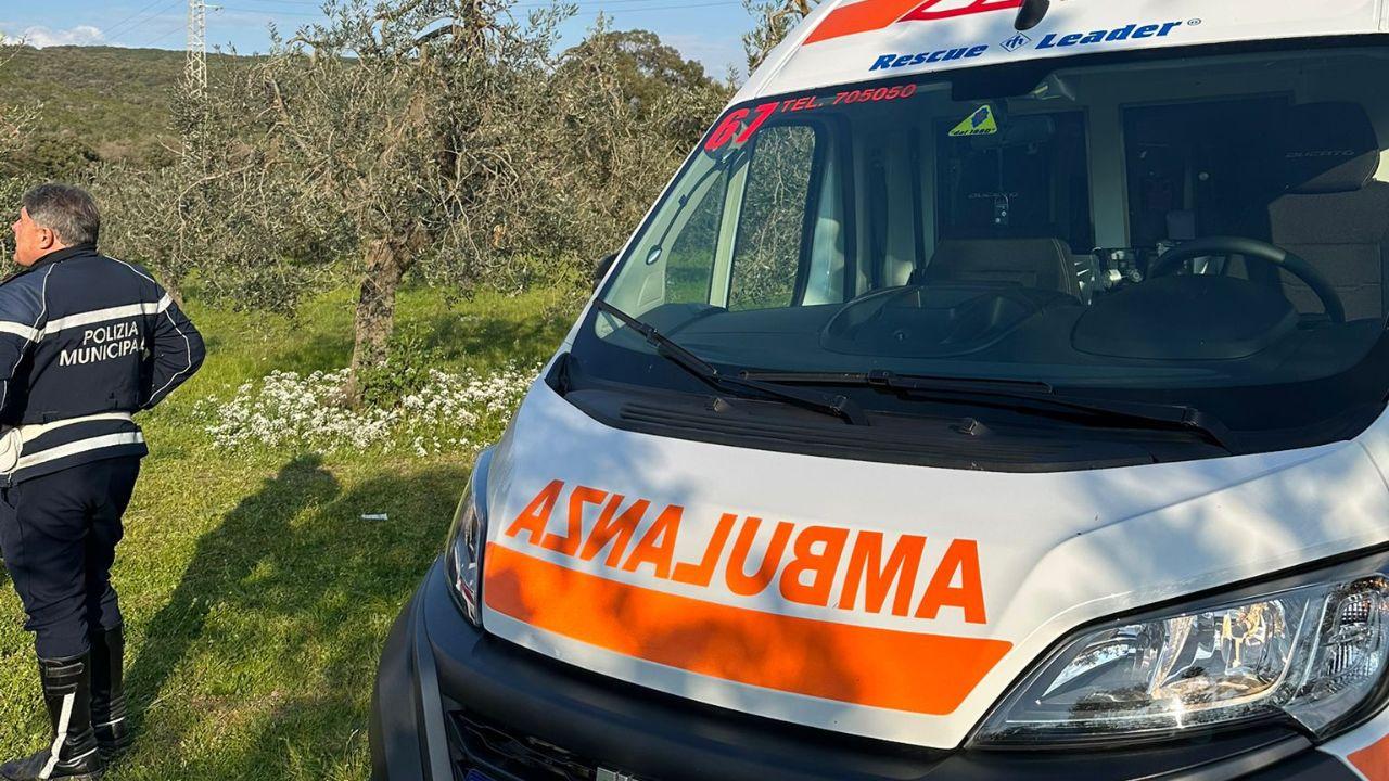 San Vincenzo, rimane con il piede intrappolato sotto il trattore