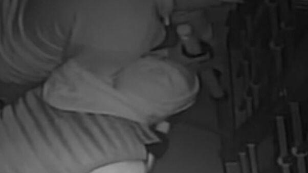 Due incappucciati assaltano col piccone la tabaccheria, ma vengono scoperti e scappano