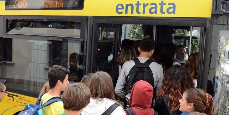 Gli studenti e l'odissea del tragitto casa-scuola in bus: «Ogni giorno disagi e affollamenti»
