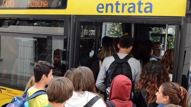 Gli studenti e l'odissea del tragitto casa-scuola in bus: «Ogni giorno disagi e affollamenti»