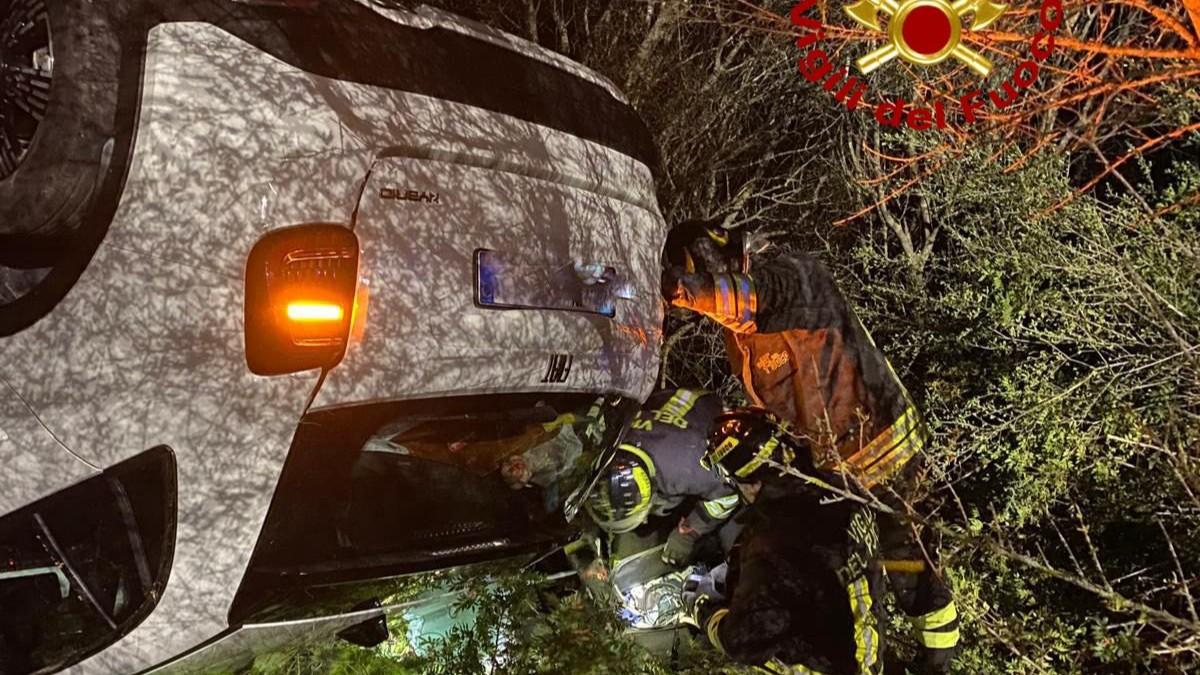 Auto fuori strada: due feriti estratti dall’abitacolo dai vigili del fuoco