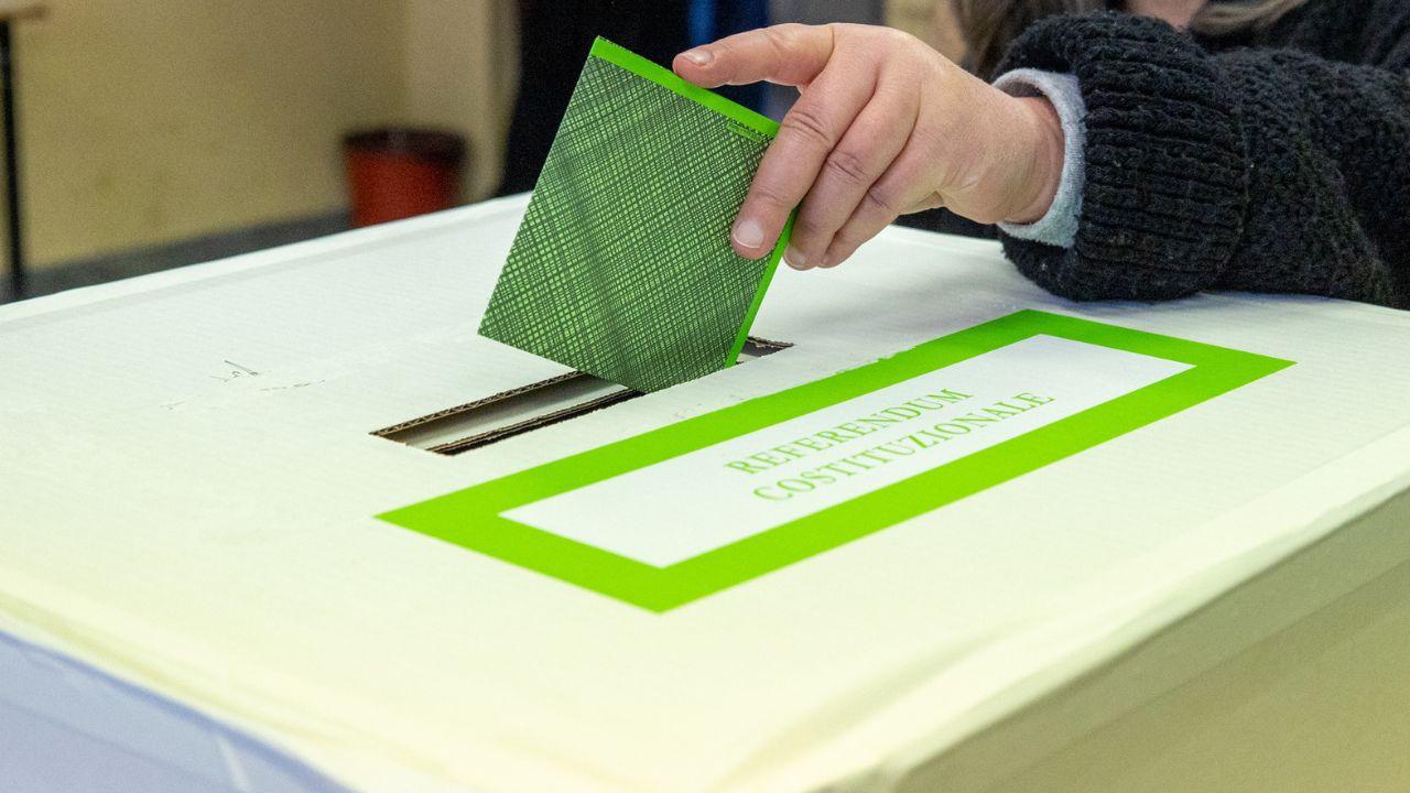 Referendum, oggi urne aperte fino alle 15. Poi lo spoglio. Affluenza oltre il 46%