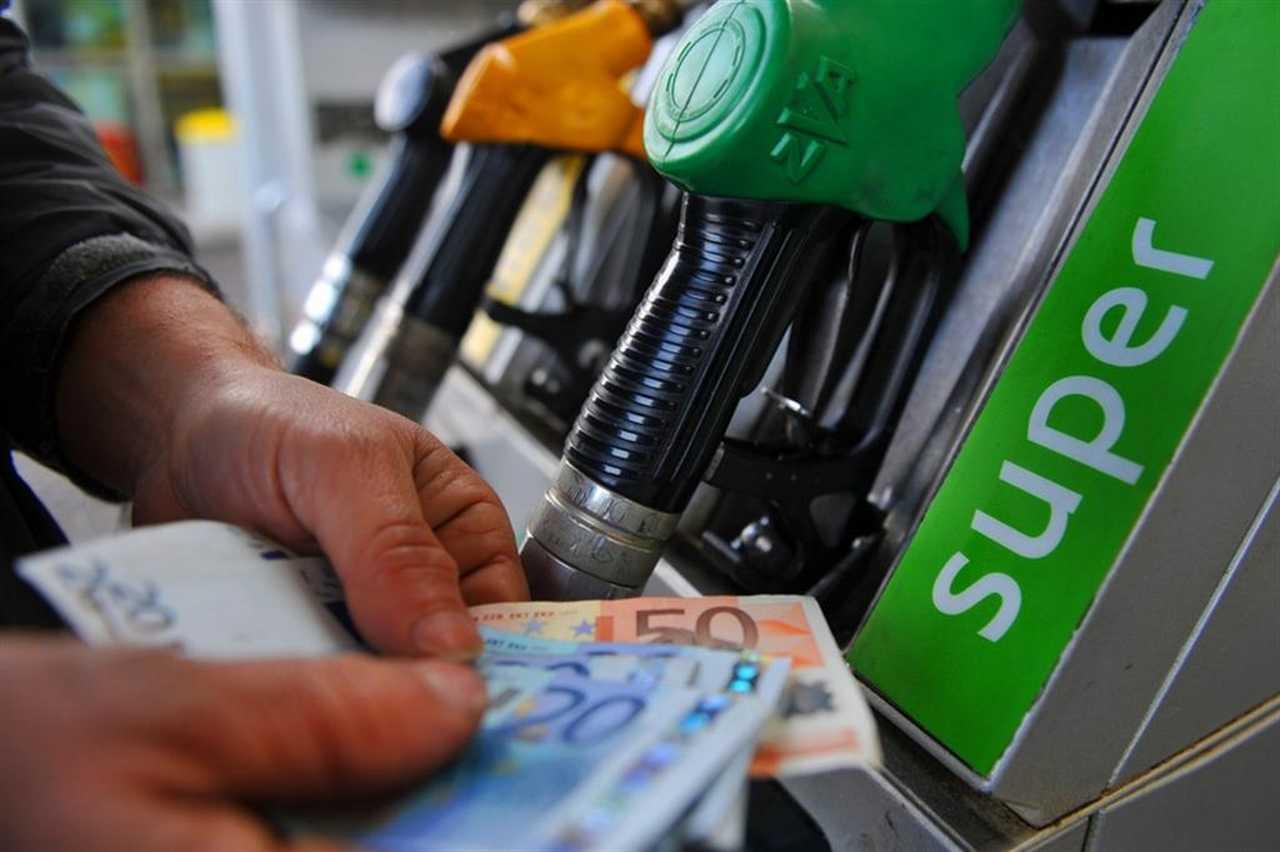 Carburanti, ancora prezzi su: perchè sta succedendo