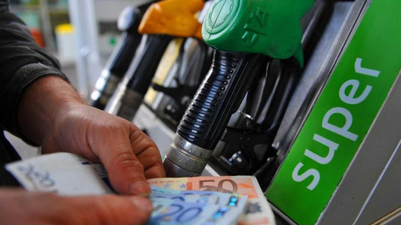 Carburanti, ancora prezzi su: perchè sta succedendo