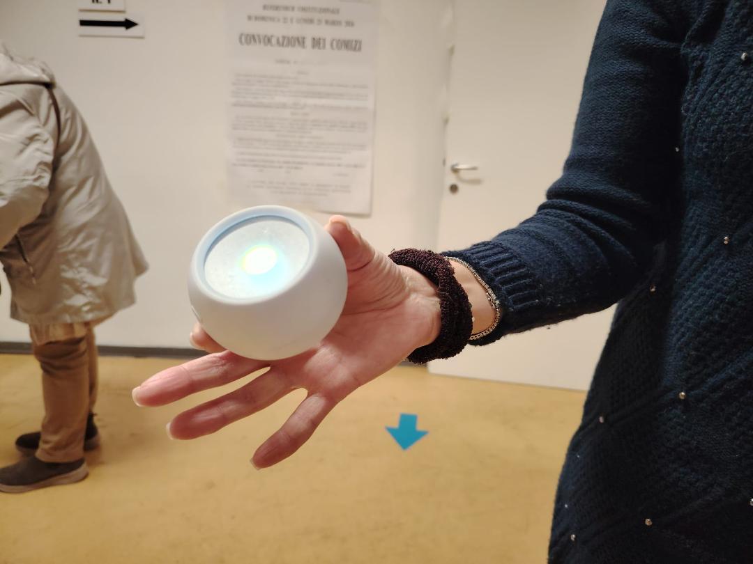 Referendum, «C’è una telecamera in cabina» ma è solo una lampada a led