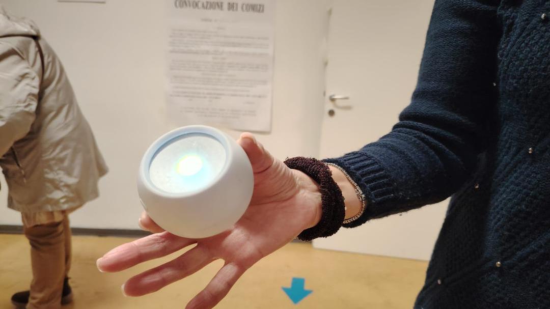 Referendum, «C’è una telecamera in cabina» ma è solo una lampada a led