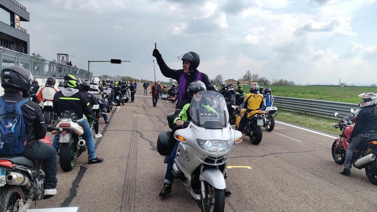 Don Giulio Migliaccio benedice i piloti in Autodromo