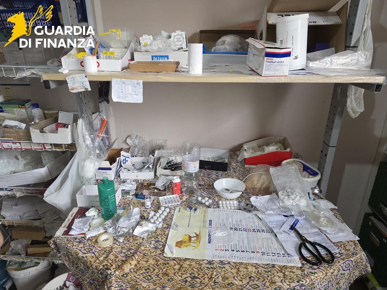 Firenze, scoperto e denunciato un falso medico: prescriveva farmaci in un ambulatorio abusivo a Campi Bisenzio