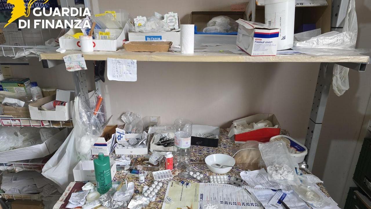 Firenze, scoperto e denunciato un falso medico: prescriveva farmaci in un ambulatorio abusivo a Campi Bisenzio
