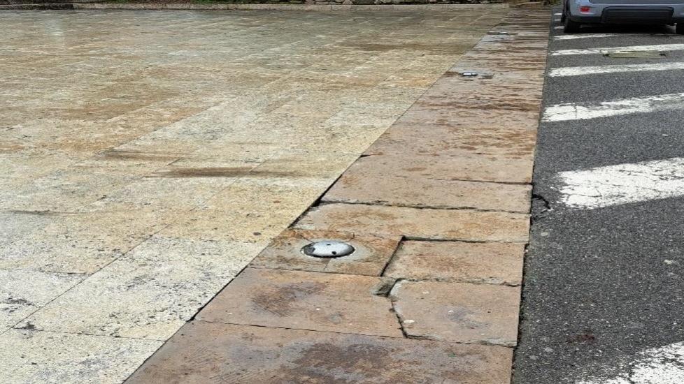 Montecatini, operazione decoro in centro: travertino rovinato da sostituire