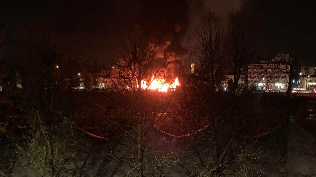 
	Le fiamme che hanno distrutto la sala da ballo a San Giovanni Valdarno (<em>foto Facebook / Sei San giovannese vero se - Felicia Cuccia</em>)

