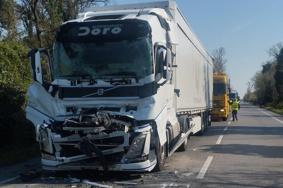 Romea bloccata. Incidente tra camion al confine tra Ravenna e Ferrara