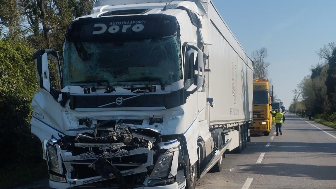 Romea bloccata. Incidente tra camion al confine tra Ravenna e Ferrara