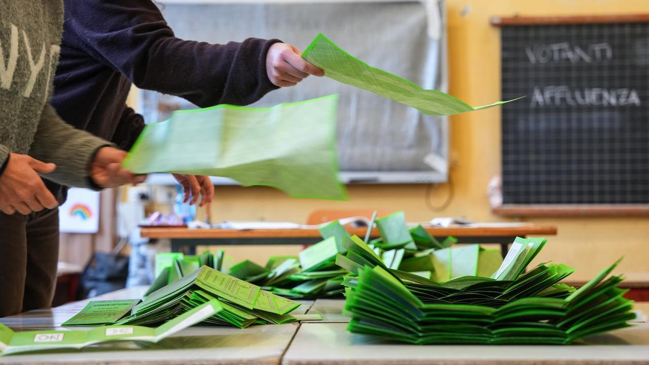 Referendum, vittoria del No: a metà scrutinio è al 54,5%. Il comitato del Sì ammette la sconfitta – I risultati in diretta