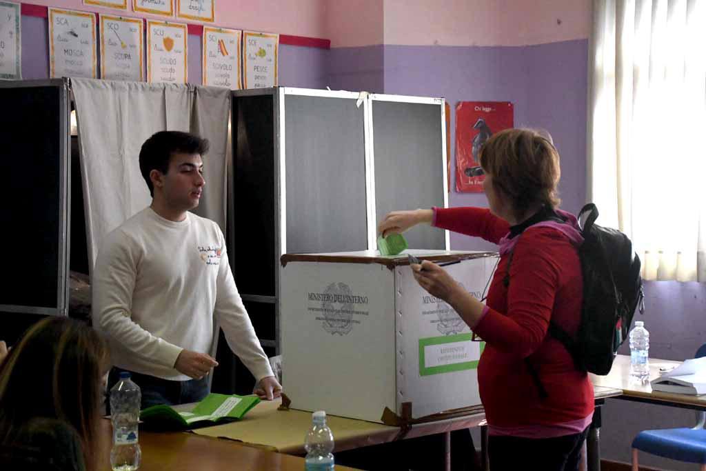 
	Una persona mentre vota al referendum

