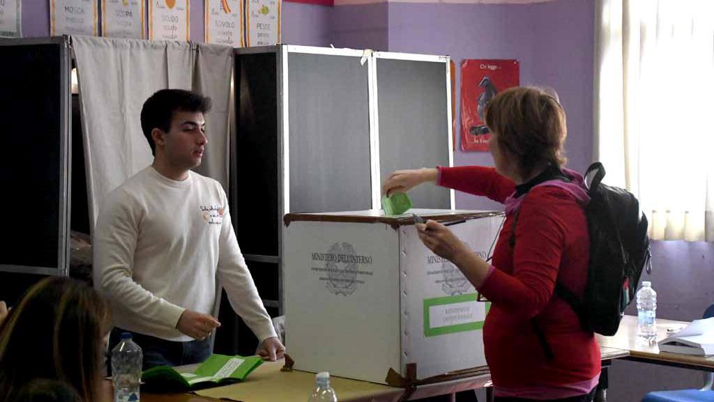 Una persona mentre vota al referendum