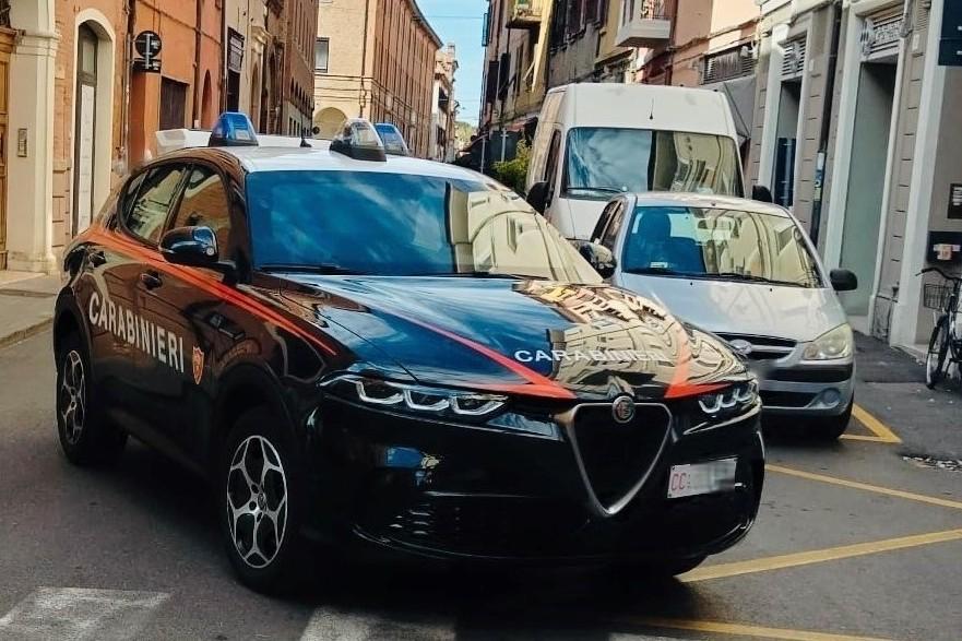 Ferrara, schiaffeggia la figlia poi se la prende con i carabinieri