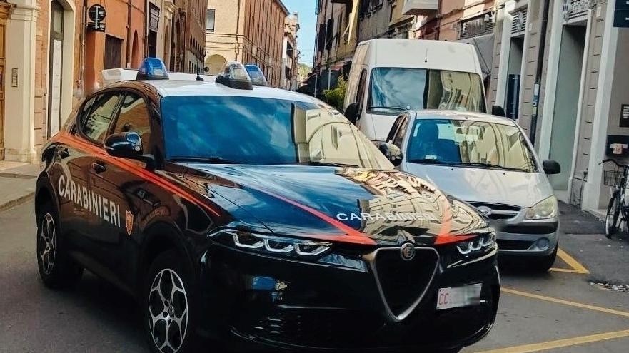 Ferrara, schiaffeggia la figlia poi se la prende con i carabinieri