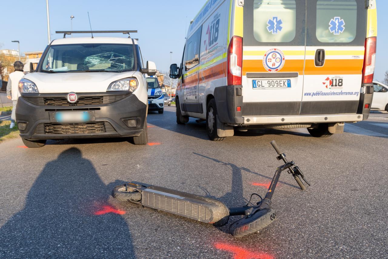 Va in monopattino sulle strisce pedonali, investito da un’auto alla rotonda di via Bologna a Ferrara