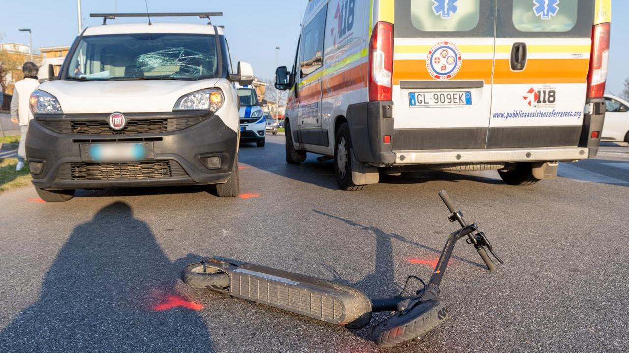 Va in monopattino sulle strisce pedonali, investito da un’auto alla rotonda di via Bologna a Ferrara