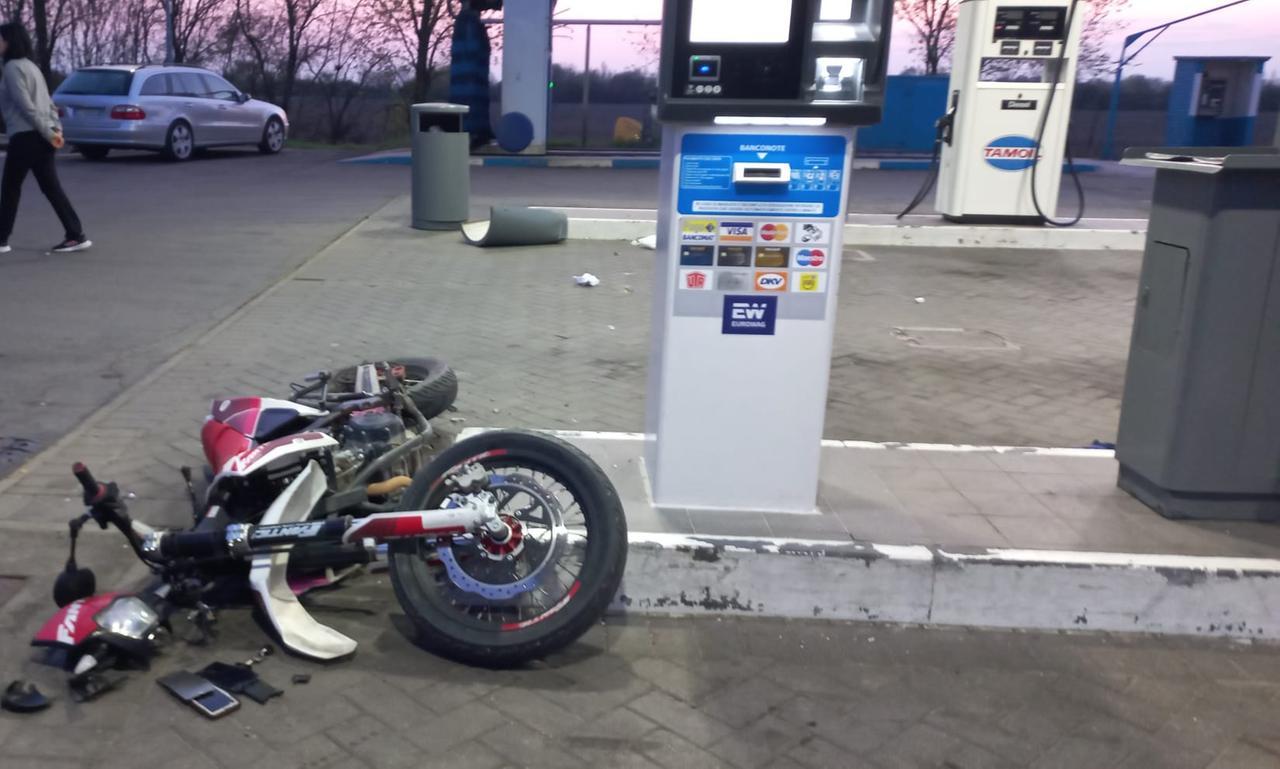 Perde il controllo della moto e si schianta al distributore: 20enne in rianimazione