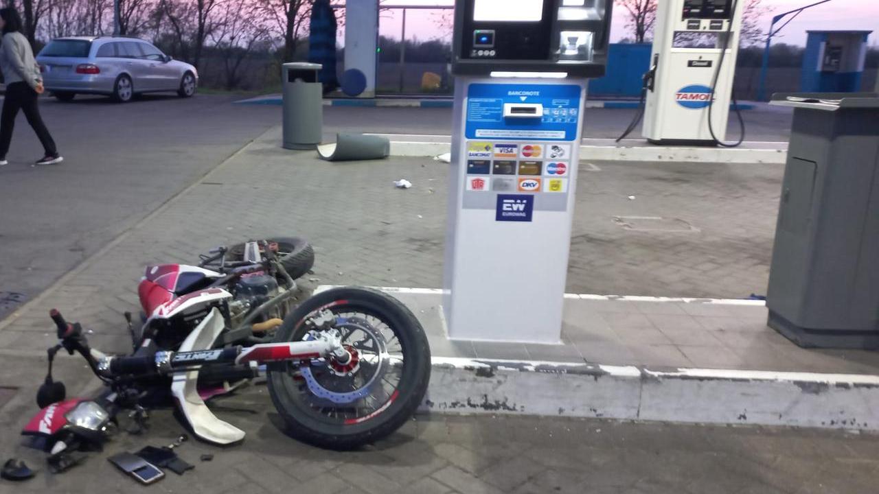 Perde il controllo della moto e si schianta al distributore: 20enne in rianimazione