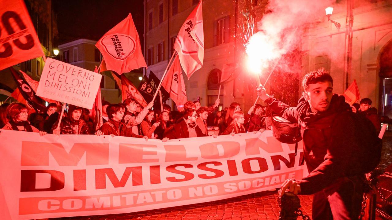 Manifestazione organizzata dal Comitato per il NO Sociale al Referendum in corteo verso Montecitorio