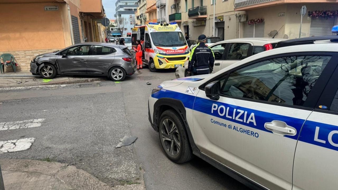 Alghero, non rispetta la precedenza e si schianta contro un’altra auto: due feriti