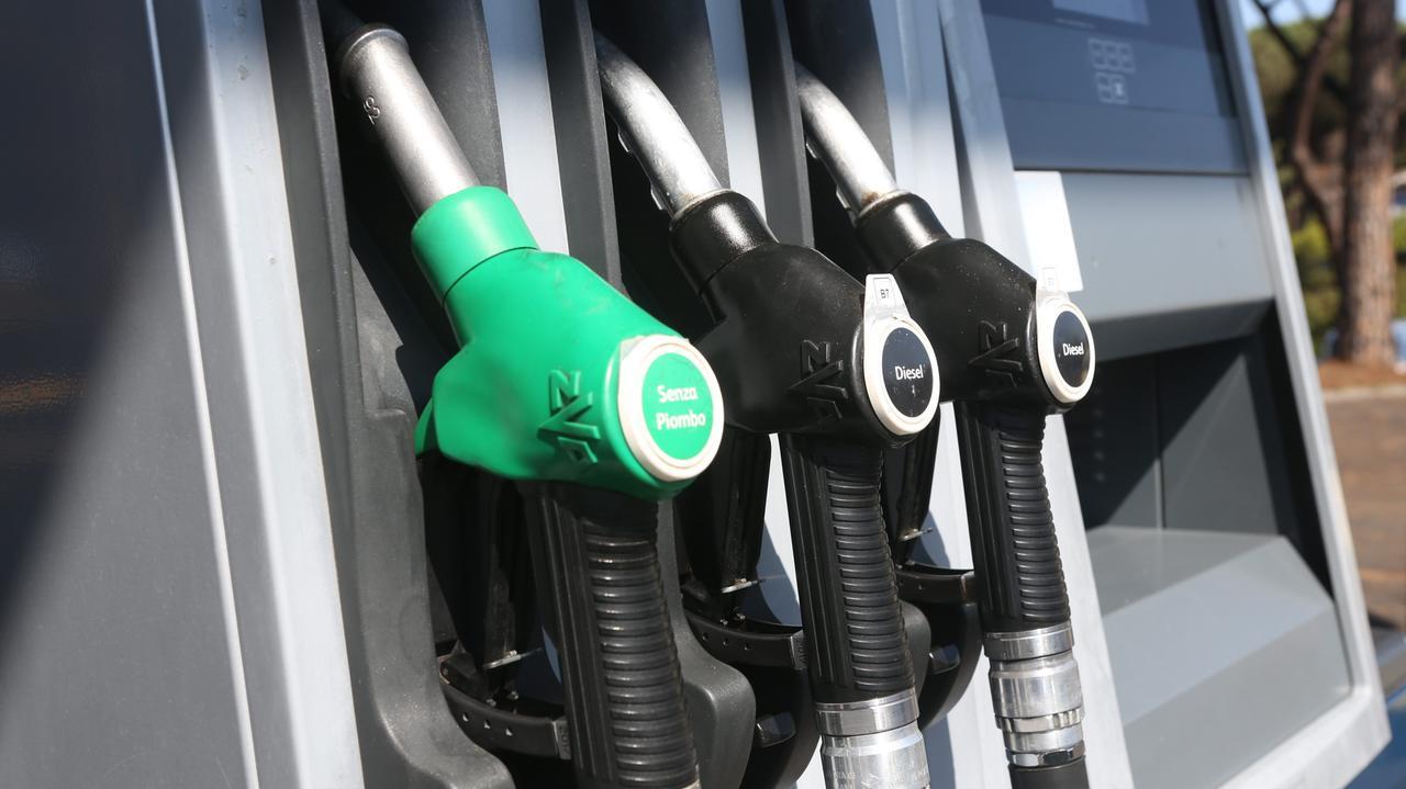 Carburanti, nuova ondata di rialzi: il gasolio torna sopra i due euro al litro – Tutti i dati