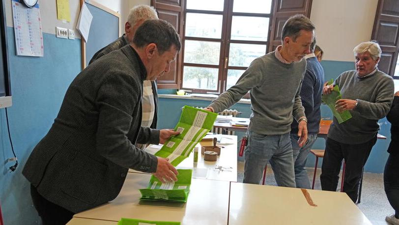 Le operazioni di scrutinio (foto Stick)