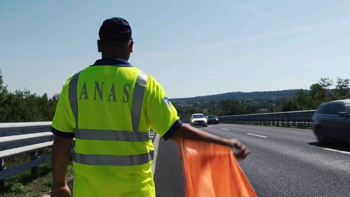 Scontro auto-camion, un ferito e traffico in tilt
